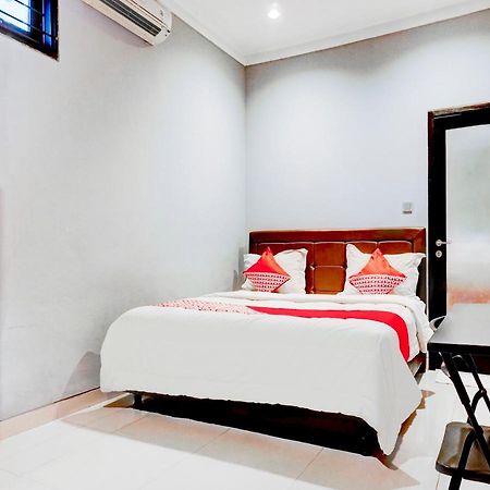 Oyo 90438 Mampang 34 Residence Jakarta Buitenkant foto