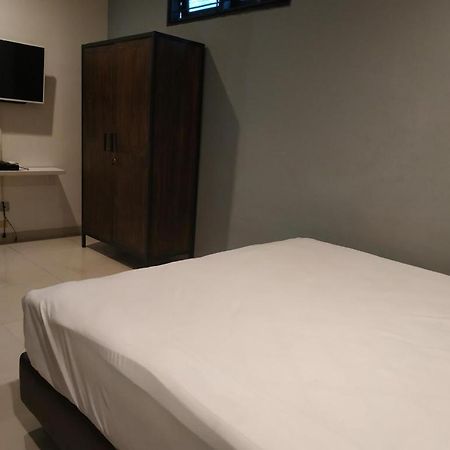 Oyo 90438 Mampang 34 Residence Jakarta Buitenkant foto
