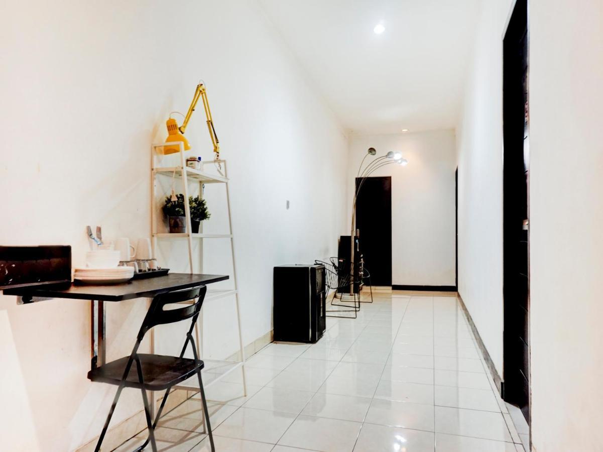 Oyo 90438 Mampang 34 Residence Jakarta Buitenkant foto