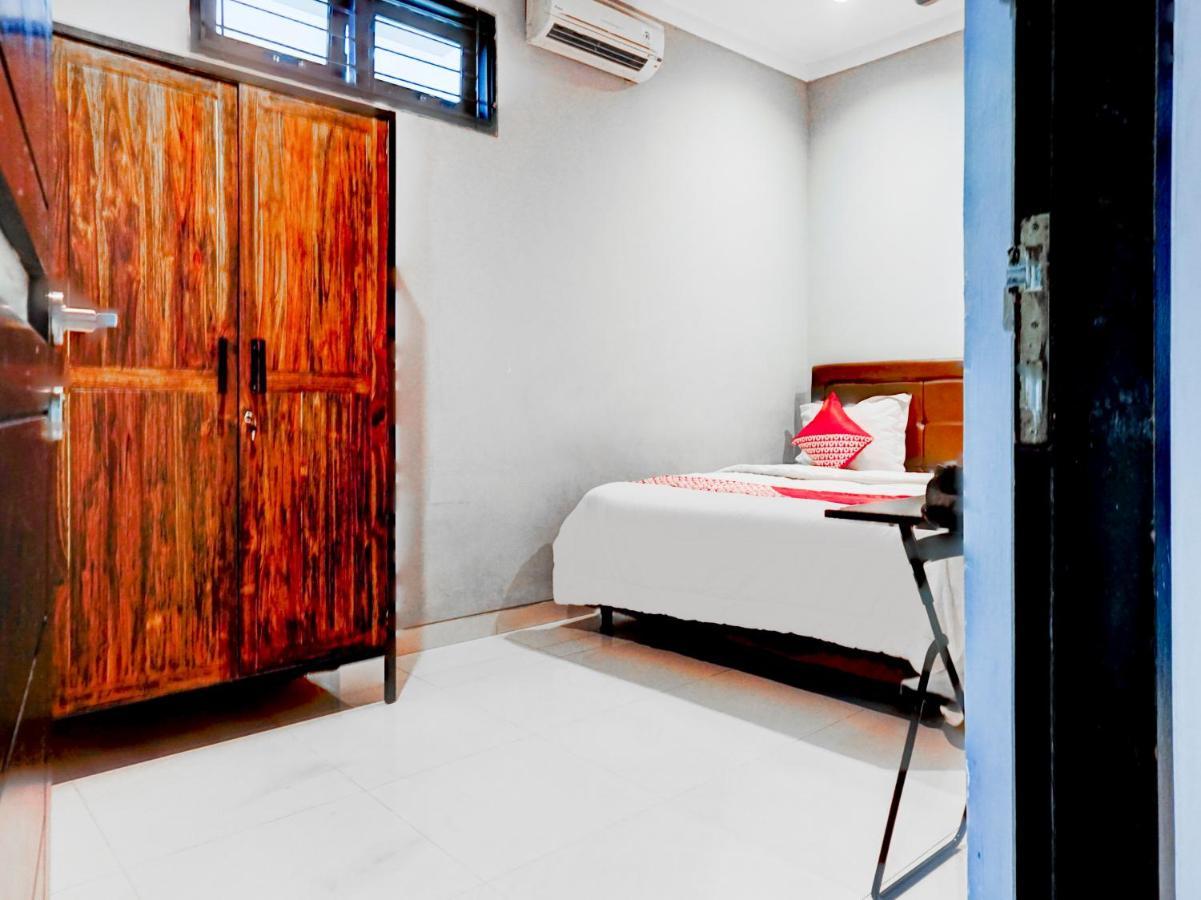 Oyo 90438 Mampang 34 Residence Jakarta Buitenkant foto